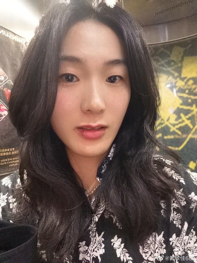 叶辰本来还想着有机会看看老婆换泳衣的美景，可没想到，俩人竟然去了同一个房间......看到这一幕，他自然知道，只能是两个美女互相欣赏，自己的希望落空了。